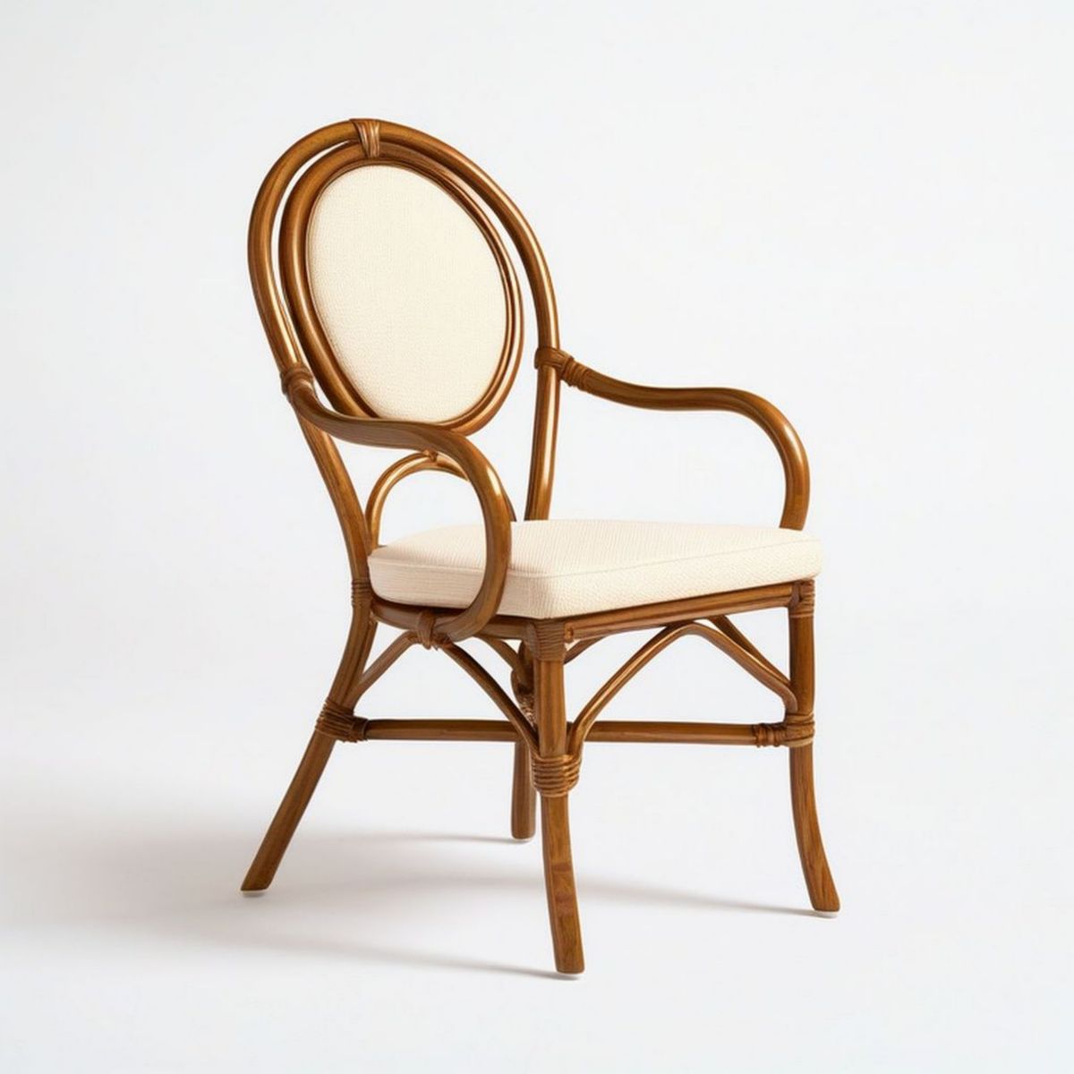 Rattan-Sitzmöbel mit Armlehnen, ovaler Rückenlehne und cremefarbenen Polstern, Braun/Creme, 64 x 65 x 96 cm
