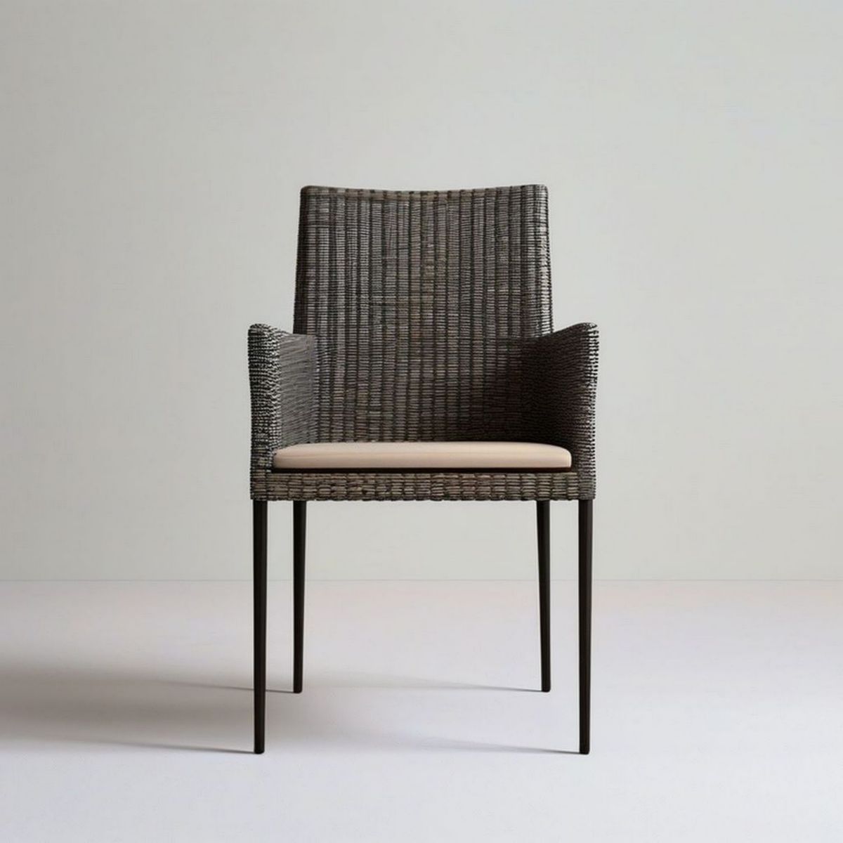Garten-Armlehnstuhl aus PE-Rattan Dunkelgrau/Schwarz mit beigem Sitzkissen, 56 x 60 x 88 cm